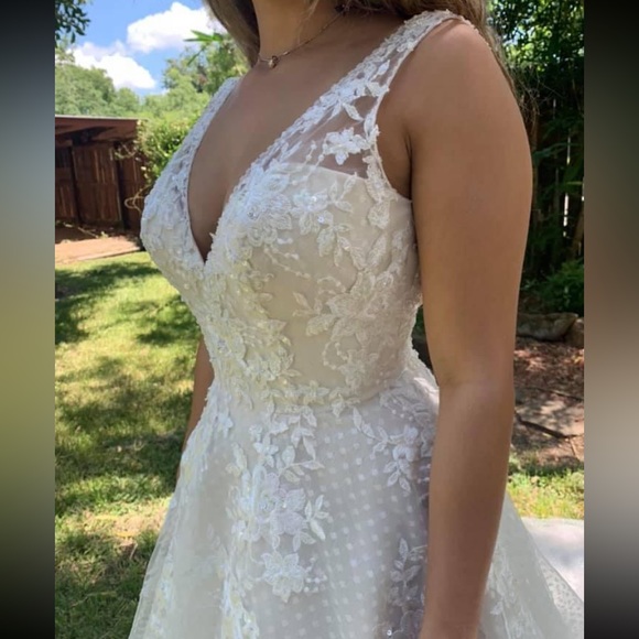 New wedding dress - Picture 6 of 7